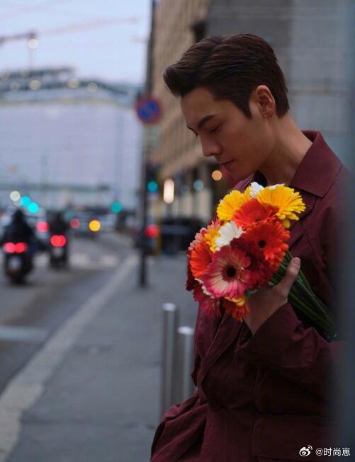 微博之夜陈伟霆的深V西装造型，具体是哪家品牌和哪个系列？