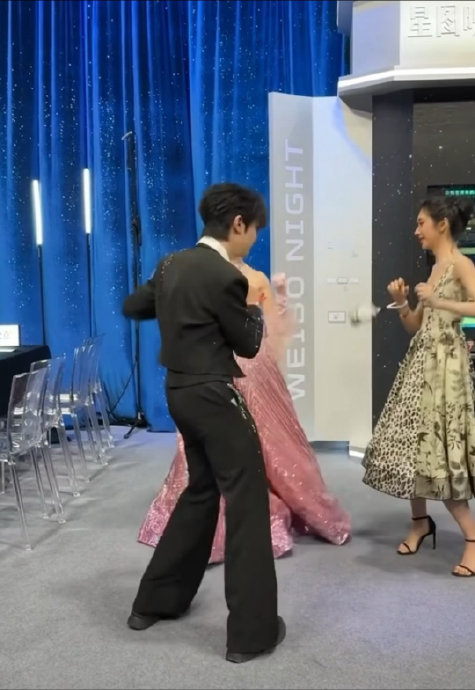 穆祉丞、祝绪丹和王影璐在微博之夜后台合跳的魔性舞蹈是什么？