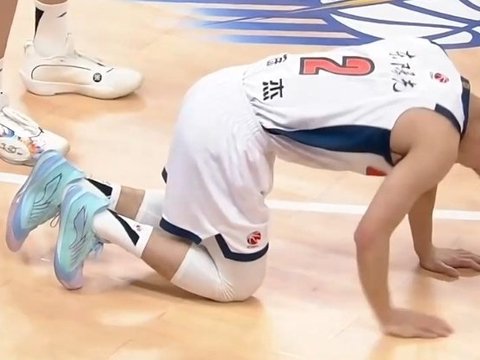 记者：徐杰是习惯性崴脚，情况不是很严重 但肯定得好好休息了