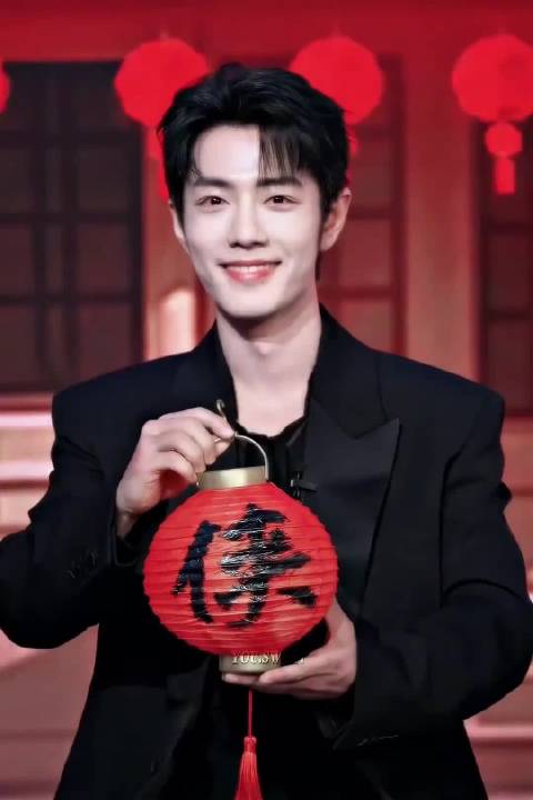 肖战被夸害羞低头笑，耳尖泛红显温柔