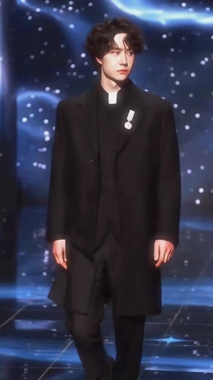 王一博年轻的教父 王一博走红毯杀气腾腾