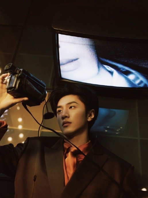 陈哲远工作室发布红蓝双造型，致敬《黑客帝国》的设计意图是什么？