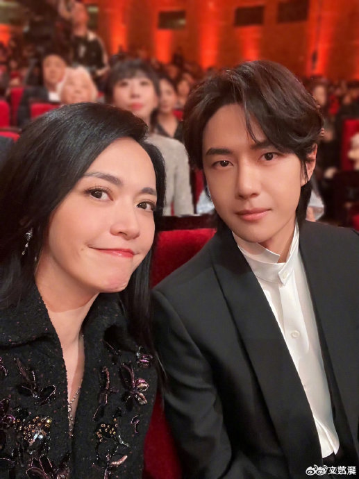 王一博和姚晨在2025年华表奖上的自拍互动是怎样的？