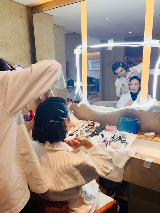 惠英红在2026年微博之夜红毯上的落日橙红斗篷造型具体有哪些设计亮点？