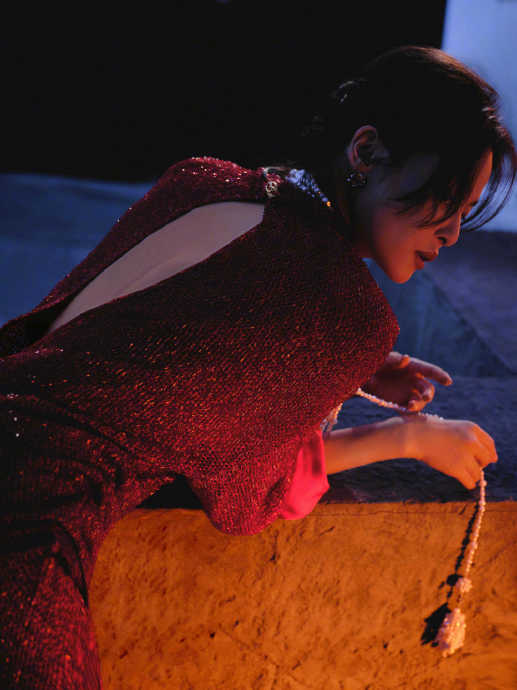 辛芷蕾红毯梦回李李！一袭红裙引爆全网，眼神太杀了