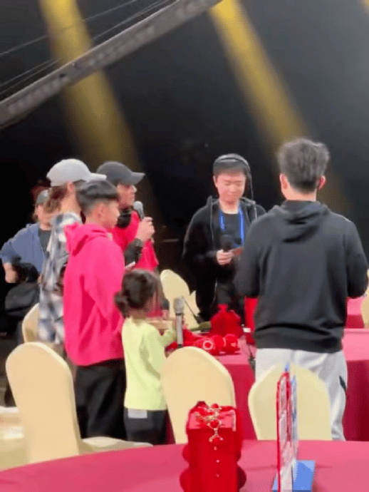 陈小春一家在东方卫视春晚表演的亲子节目具体是什么内容？