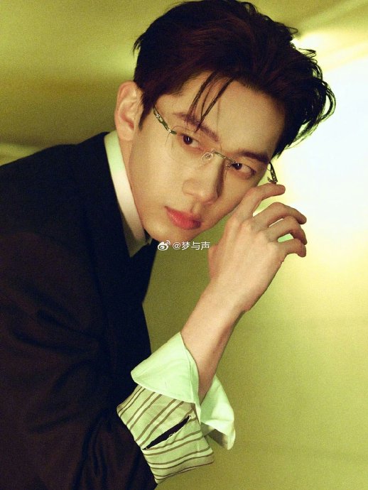 费启鸣在2026年微博之夜具体穿的是什么样的西装？