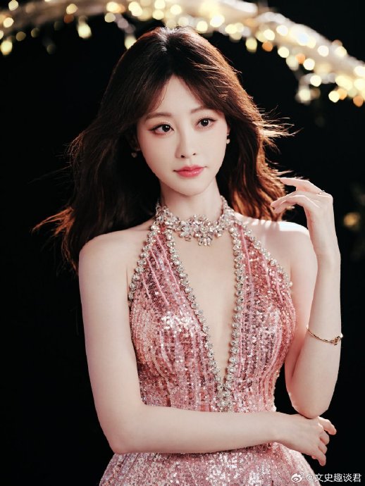 祝绪丹为什么要把大V领礼服改成小V领？