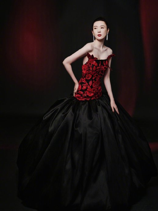 童瑶在2026微博之夜具体的红黑撞色礼服是哪位设计师的作品？