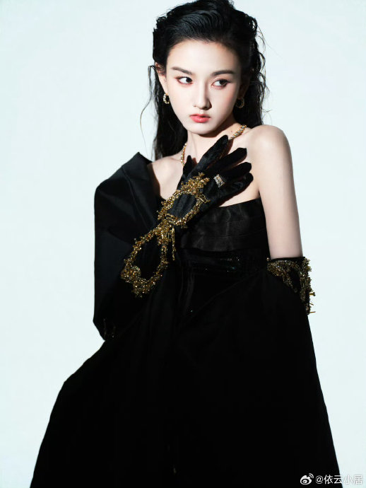 宋祖儿的枯木玫瑰造型为何会引发粉丝对其个人经历的联想？