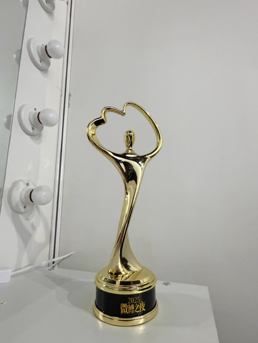 张天爱微博之夜突发肠胃不适送医，周雨彤暖心代领奖项引热议