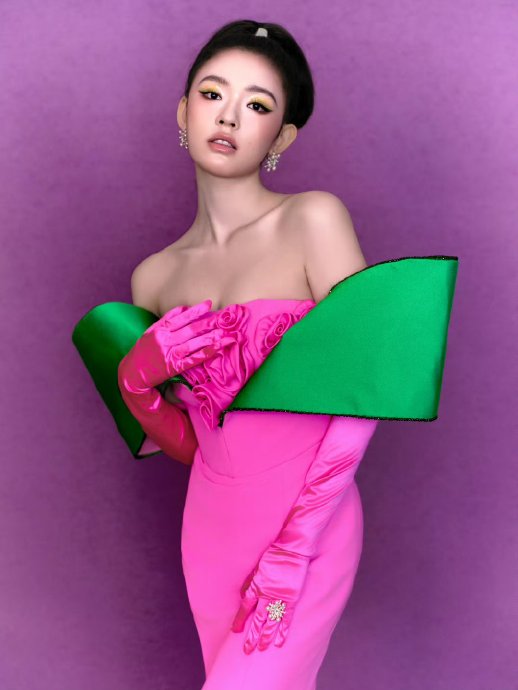 林允在2026微博之夜的‘抽象开花蜡烛’造型具体是什么样子的？