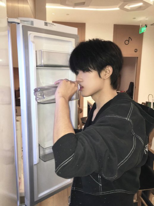 时代峰峻旗下艺人之间的资源分配不平等问题具体体现在哪些方面？