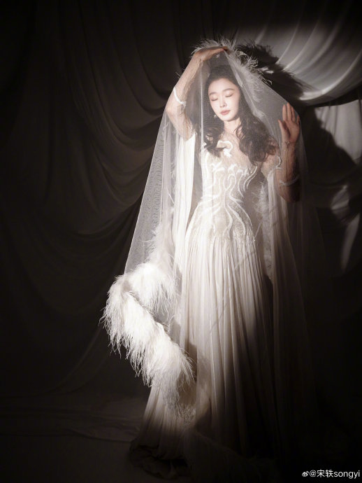 宋轶的微博之夜妆容是“白开水妆”吗？和前一日的有什么区别？