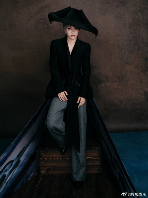 2025届微博之夜男明星造型图释出，陈伟霆大背头V领抢镜