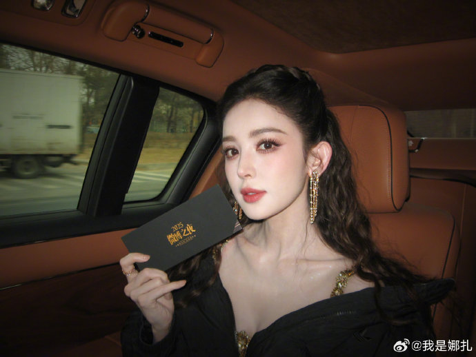 娜扎摔倒后坚持完成典礼，暖心报平安不忘感谢汪苏泷