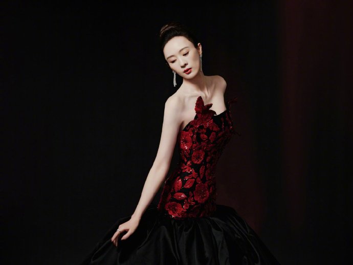 童瑶“腿部单独穿裙”的视觉错觉是通过哪几种设计手法实现的？