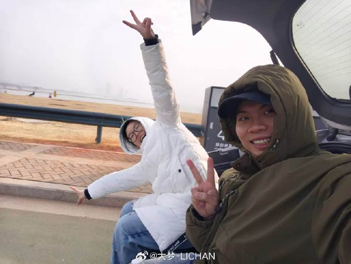 小鹏P7掀背后备箱成露营座椅