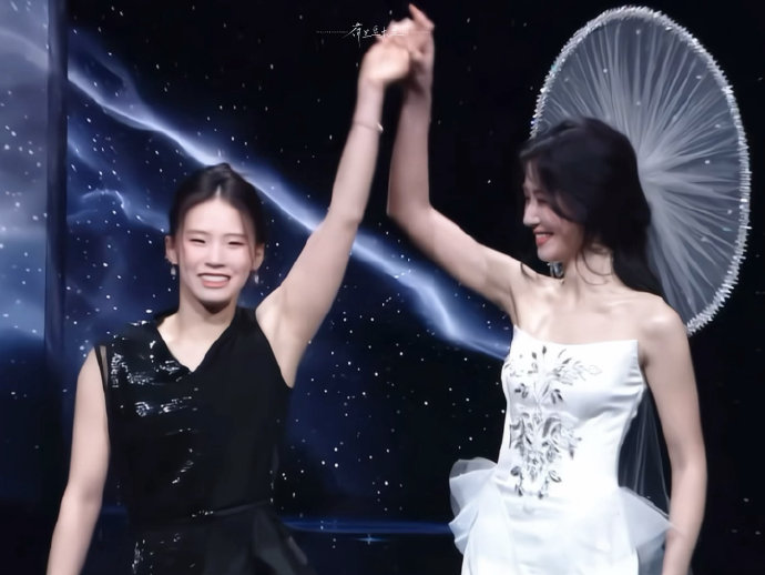 陈芋汐封神时刻，卢昱晓下意识双手点赞引爆全网