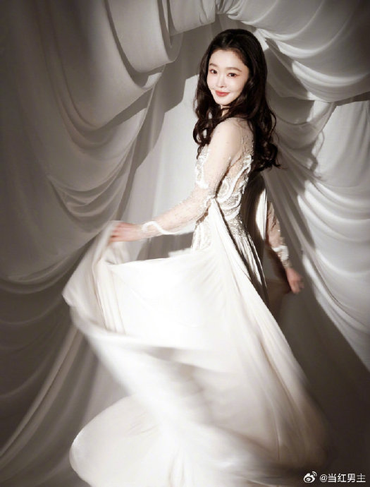 宋轶的羽毛头纱白裙造型算不算是“女明星婚纱礼服”的一种？