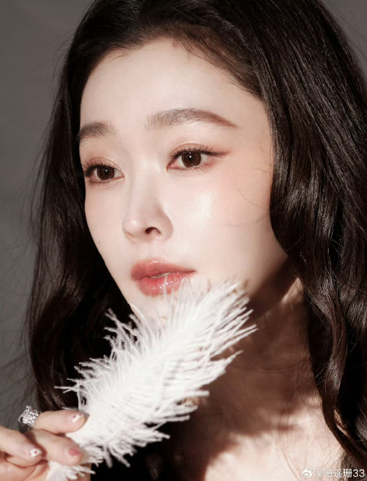 宋轶在2026微博之夜红毯上的胎毛刘海具体是怎么修剪和造型的？