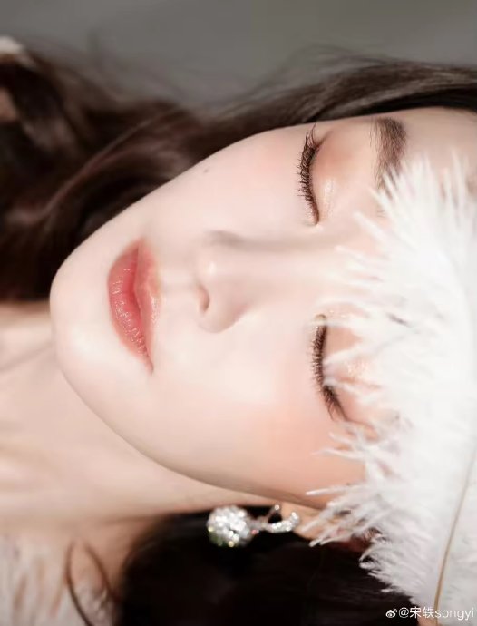宋轶的羽毛头纱造型为何被网友称为“神女降临”？