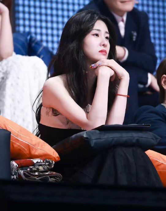 张碧晨的私服中常出现哪些国潮品牌和东方元素，她对本土设计的支持体现在哪里？