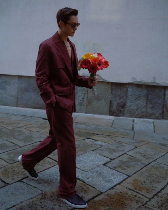 陈伟霆在2026米兰时装周的枣红色深V西装是哪家品牌的设计？