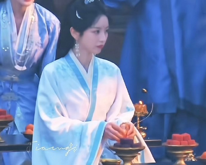 剧组工作人员和道具组对田曦薇频繁偷吃道具的行为是什么态度？