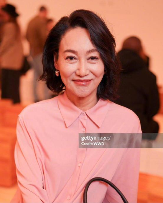 为什么66岁的惠英红能够完美驾驭高饱和度色彩和霸气造型，她的保养秘诀是什么？