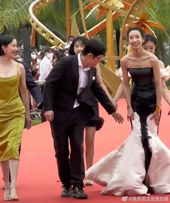 针对女明星寒冬穿夏装走红毯的现象，网友和粉丝们主要的评价和建议有哪些？