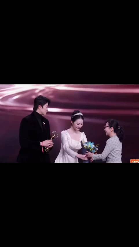 汪顺黑西装亮相展现运动员优雅魅力