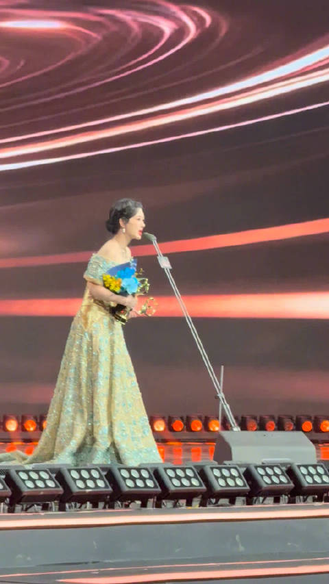 杨紫喊话雷佳音记得找她拿奖杯