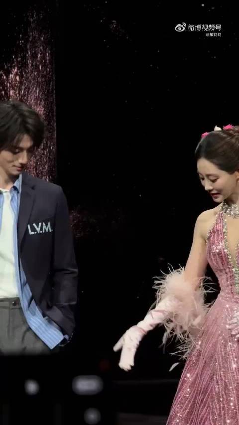 祝绪丹赖伟明微博之夜红毯同框比心