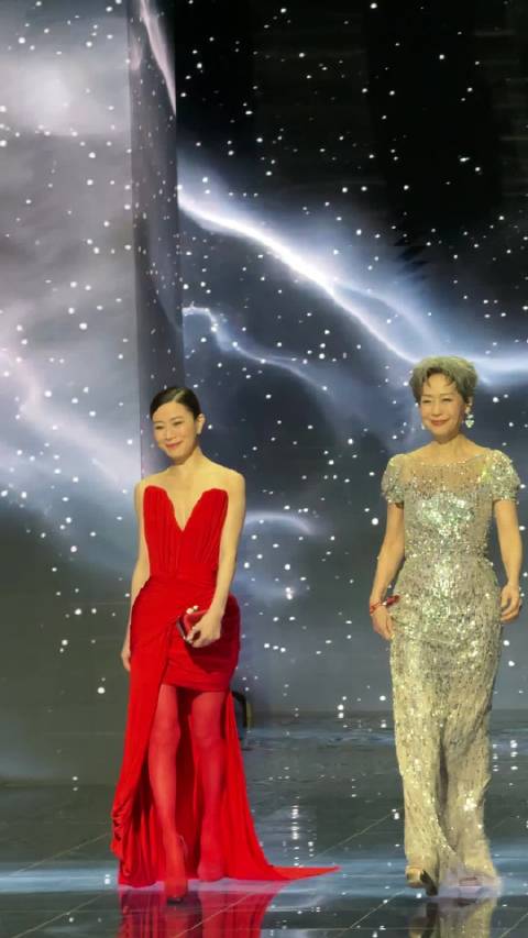 携手闪耀红毯！收下姐姐的飞吻了