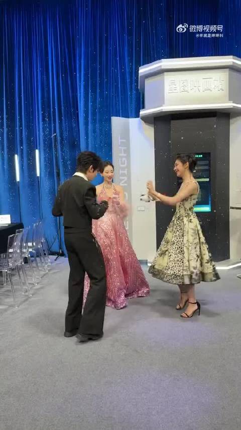 穆祉丞 祝绪丹 王影璐围成圈跳依赖摇