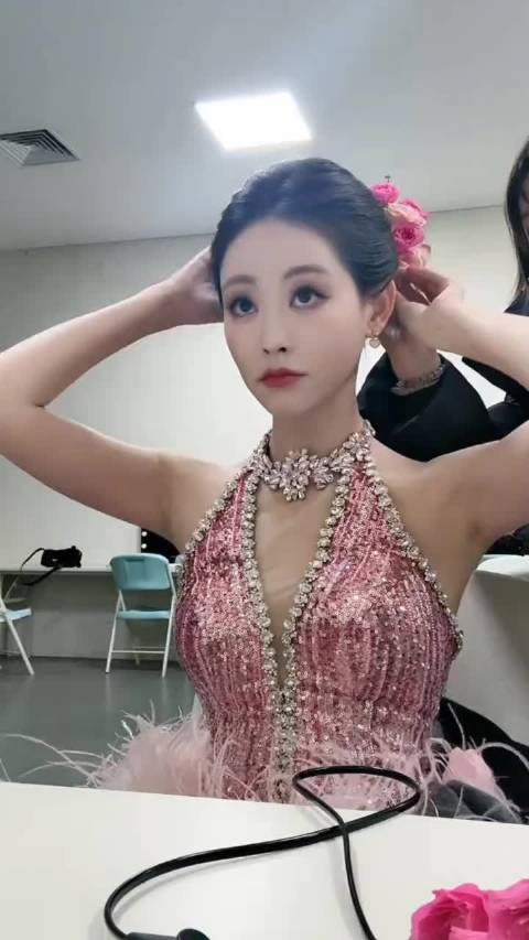 祝绪丹微博之夜改小V领礼服亮相