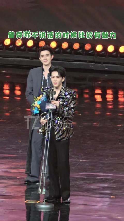 曾舜晞:我们不说话的时候比较有魅力 敖瑞鹏：嘻嘻