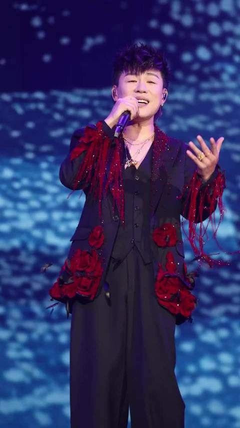 胡彦斌被粉丝称live的神秒变腼腆，26巡演预约启动