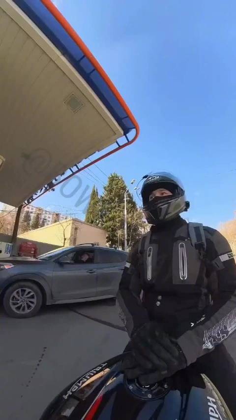 摩托手一个视频，拍下奇葩司机的两件奇葩事