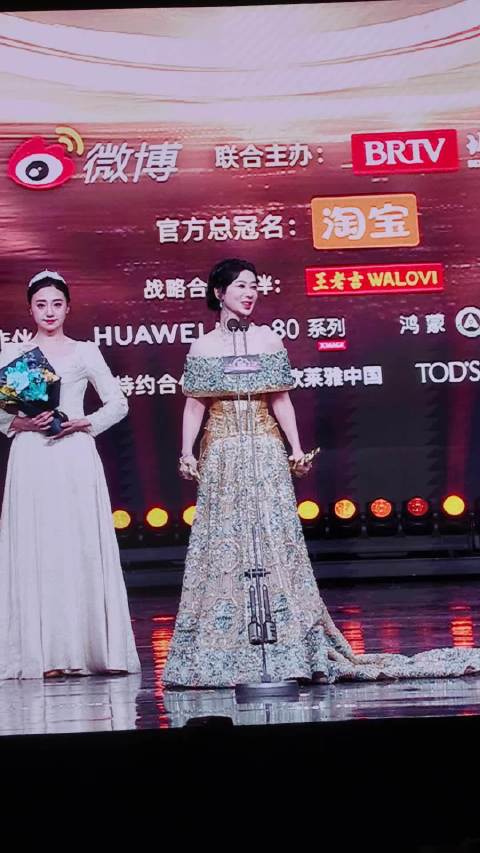 获微博之夜 年度口碑演员，同时代替没来现场的雷佳音领取了奖杯
