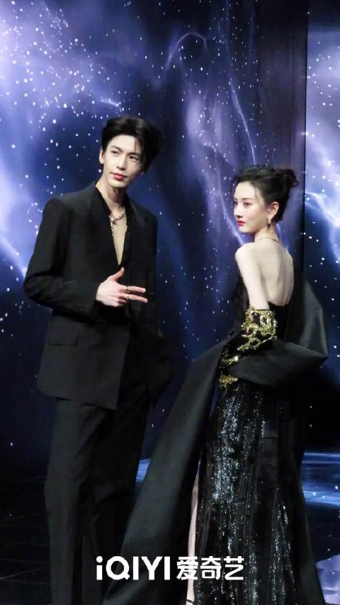 张凌赫z 双A登场，氛围感直接拉满！ 微博之夜直播指路→ 爱撩现场