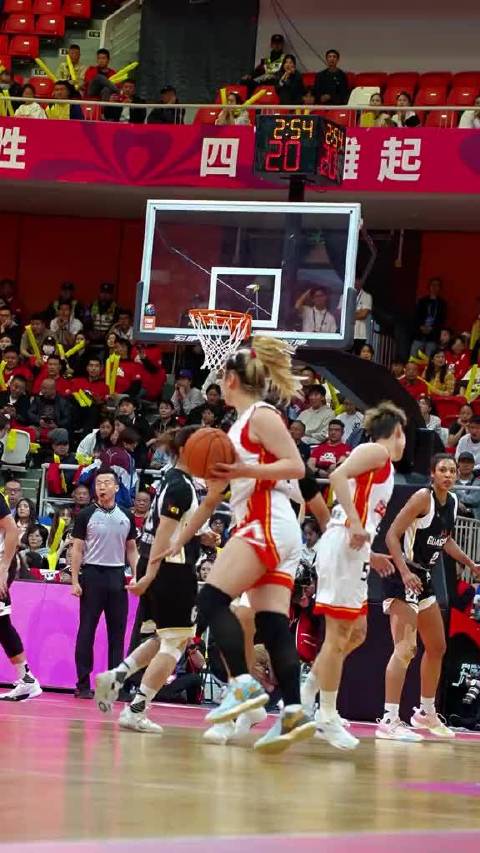 变向 进球 李梦 女篮比赛