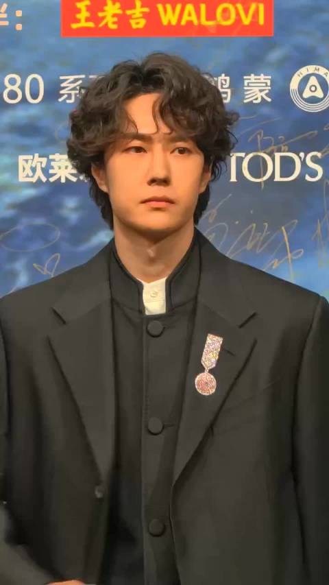 王一博亮相微博之夜引粉丝近距离互动