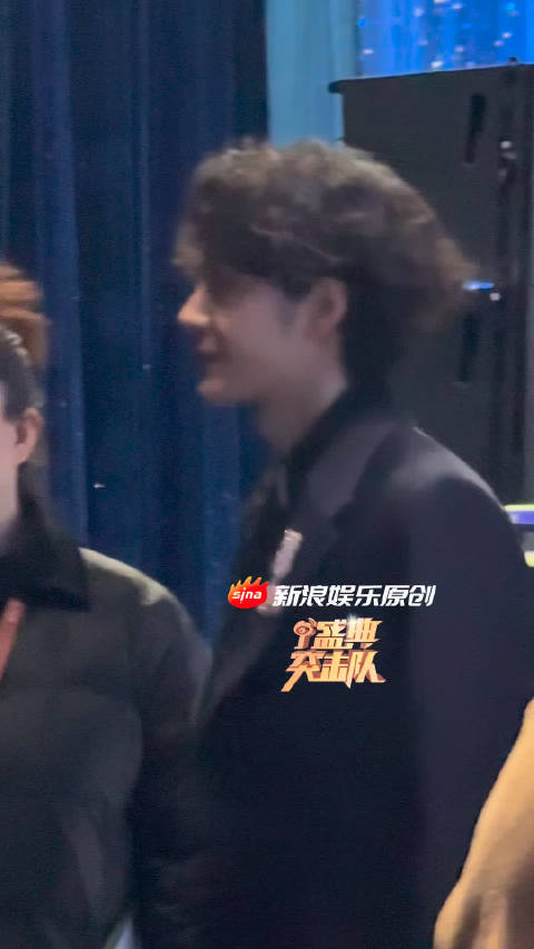 王一博和姚晨在微博之夜后台同框热聊有！