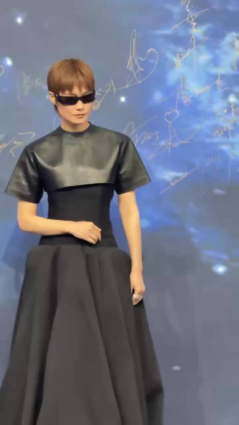 李宇春黑裙亮相微博之夜，尽显红毯女王风范