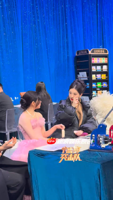 两个美女同框啦，聊得好开心