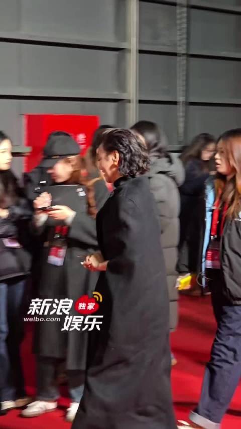 惠英红黑色大衣好大气！