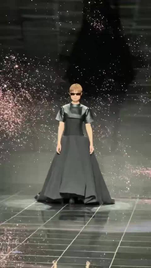 李宇春黑裙压轴微博之夜红毯，冷冽气场锁定全场目光