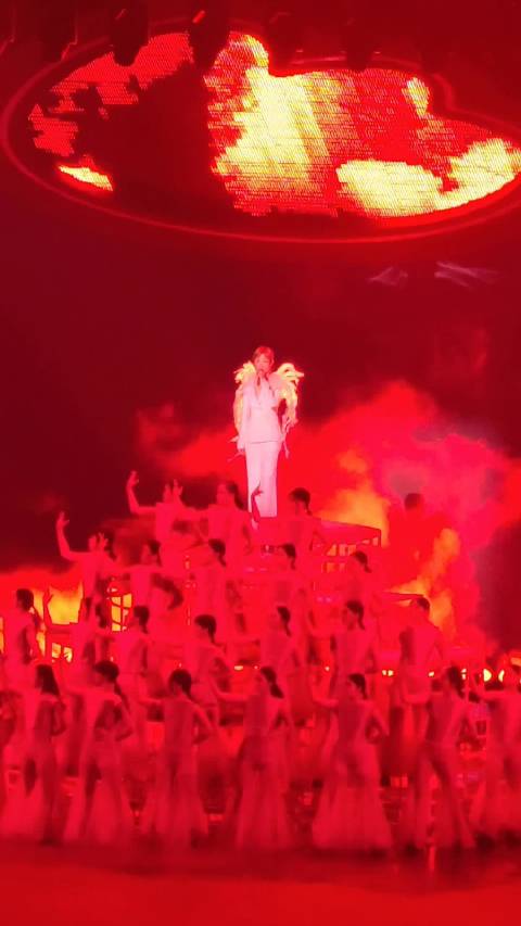 李宇春微博之夜压轴献唱《冬泳》